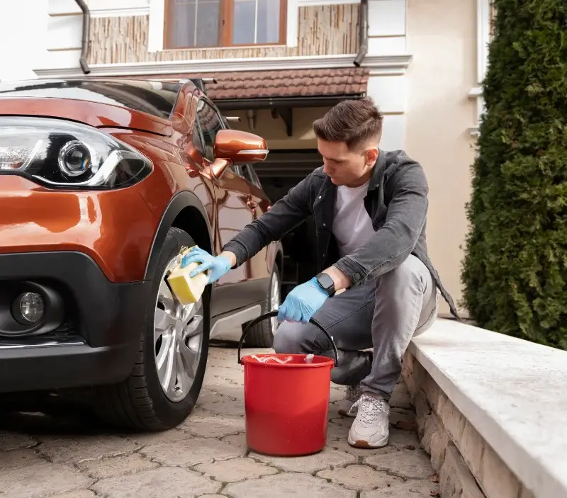 Lavage auto à domicile Tinqueux : professionnel intervenant sur un véhicule